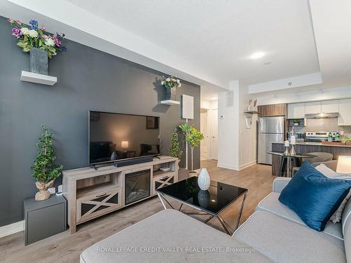 801-1133 Cooke Blvd, Burlington, ON - Indoor Photo Showing Living Room