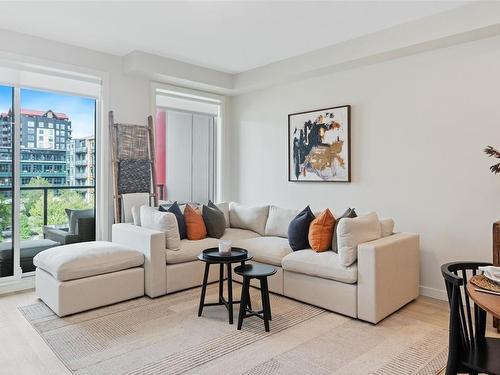 404-810 Orono Ave, Langford, BC - Indoor Photo Showing Living Room