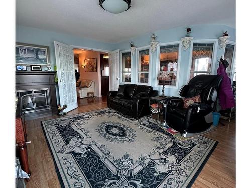 9847 Willow St, Chemainus, BC - Indoor With Fireplace