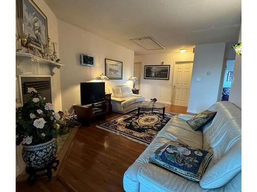 9847 Willow St, Chemainus, BC - Indoor Photo Showing Living Room