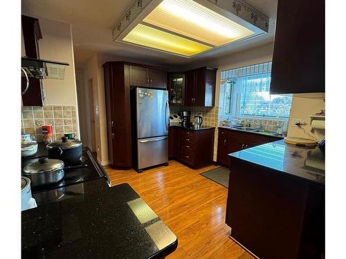 9847 Willow St, Chemainus, BC - Indoor Photo Showing Kitchen With Double Sink