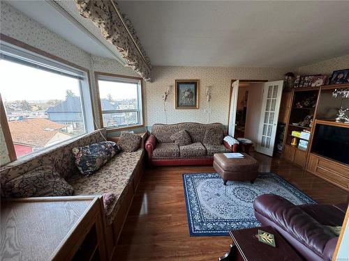 9847 Willow St, Chemainus, BC - Indoor Photo Showing Living Room