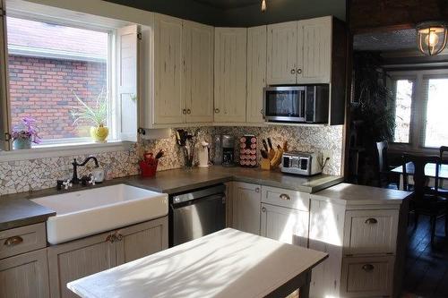 132 Cumming Street, Thunder Bay, ON - Indoor Photo Showing Kitchen