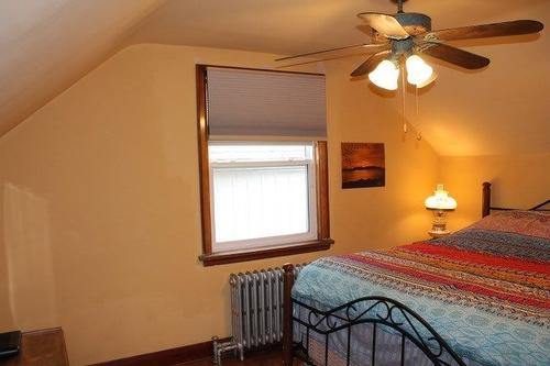 132 Cumming Street, Thunder Bay, ON - Indoor Photo Showing Bedroom