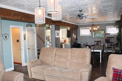 132 Cumming Street, Thunder Bay, ON - Indoor Photo Showing Living Room