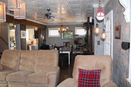 132 Cumming Street, Thunder Bay, ON - Indoor Photo Showing Living Room