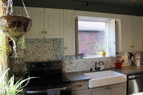 132 Cumming Street, Thunder Bay, ON - Indoor Photo Showing Kitchen