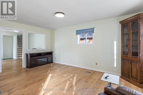 292 Pacific Avenue, Oshawa (Vanier), ON - Indoor Photo Showing Living Room