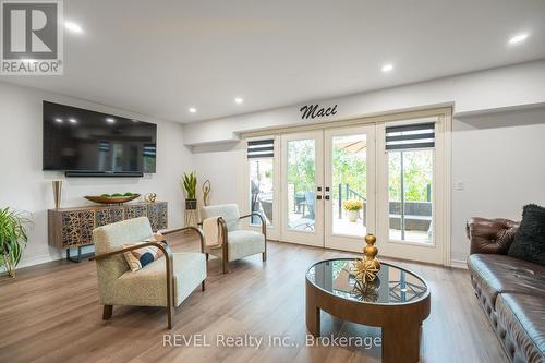 7188 Stacey Drive, Niagara Falls, ON - Indoor Photo Showing Living Room