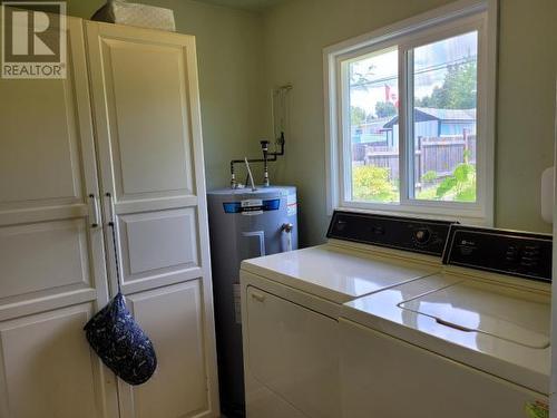 4044 Manitoba Ave, Powell River, BC - Indoor Photo Showing Laundry Room