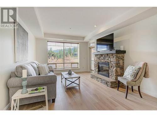 Living room with electric fireplace - 2770 Auburn Road Unit# 201, West Kelowna, BC - Indoor Photo Showing Living Room With Fireplace