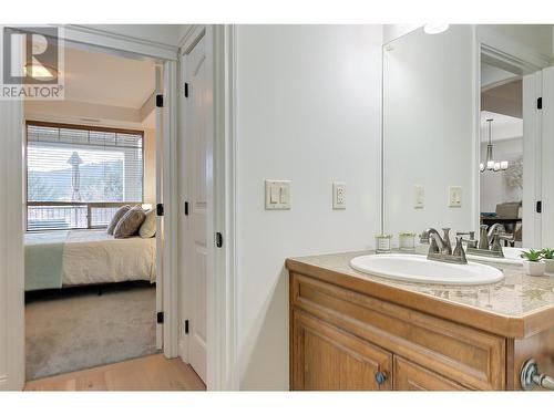 Main bathroom conveniently located across the hall from the second bedroom - 2770 Auburn Road Unit# 201, West Kelowna, BC - Indoor Photo Showing Bathroom