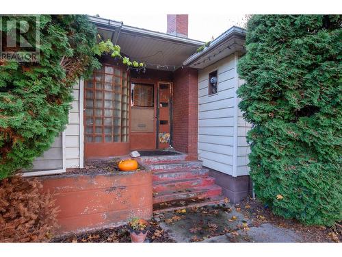 Exterior front entry - 799 Sutherland Avenue, Kelowna, BC 