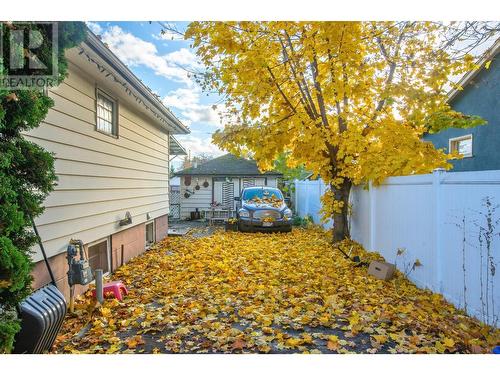 Exterior driveway & detached garage - 799 Sutherland Avenue, Kelowna, BC 