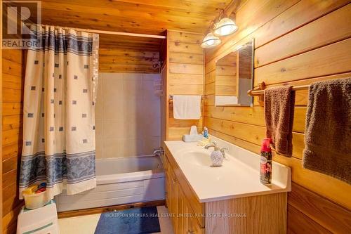 155 Elm Street N, Gananoque (821 - Gananoque), ON - Indoor Photo Showing Bathroom