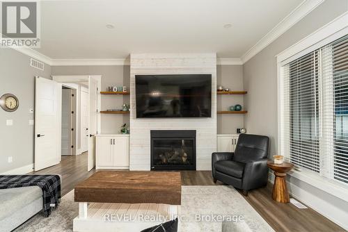 864 Concession 1 Road, Niagara-On-The-Lake, ON - Indoor Photo Showing Living Room With Fireplace