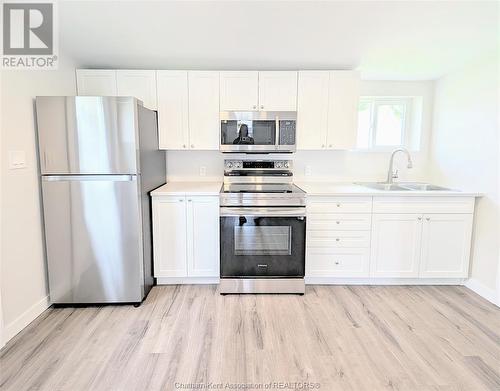 17/19 Oak Street, Wallaceburg, ON - Indoor Photo Showing Kitchen With Double Sink