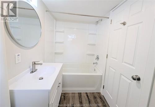 17/19 Oak Street, Wallaceburg, ON - Indoor Photo Showing Bathroom