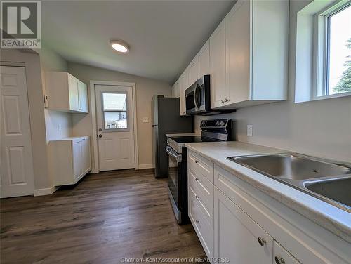 17/19 Oak Street, Wallaceburg, ON - Indoor Photo Showing Kitchen With Double Sink