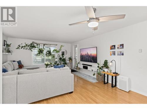 515 Houghton Road Unit# 103, Kelowna, BC - Indoor Photo Showing Living Room