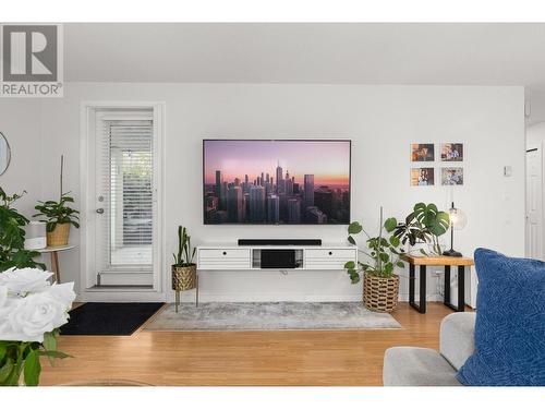 515 Houghton Road Unit# 103, Kelowna, BC - Indoor Photo Showing Living Room