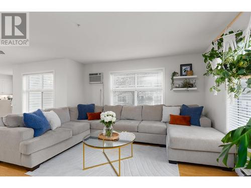 515 Houghton Road Unit# 103, Kelowna, BC - Indoor Photo Showing Living Room