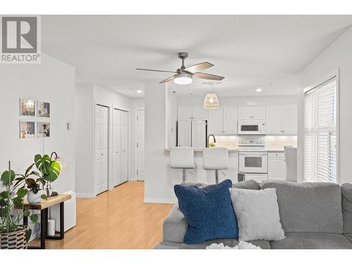 515 Houghton Road Unit# 103, Kelowna, BC - Indoor Photo Showing Living Room