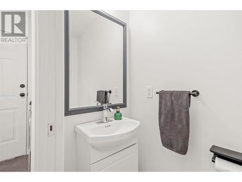 Main floor powder room - 665 Cook Road Unit# 391, Kelowna, BC - Indoor Photo Showing Bathroom