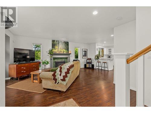 665 Cook Road Unit# 391, Kelowna, BC - Indoor Photo Showing Living Room With Fireplace