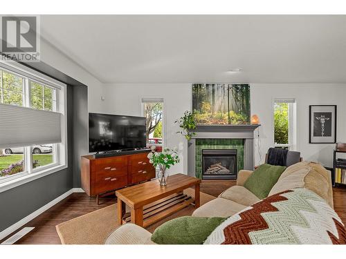 665 Cook Road Unit# 391, Kelowna, BC - Indoor Photo Showing Living Room With Fireplace