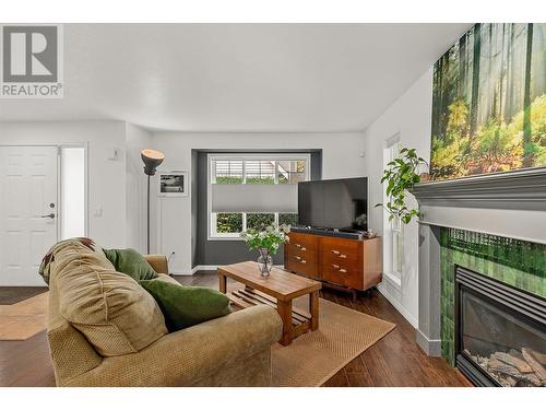 665 Cook Road Unit# 391, Kelowna, BC - Indoor Photo Showing Living Room With Fireplace