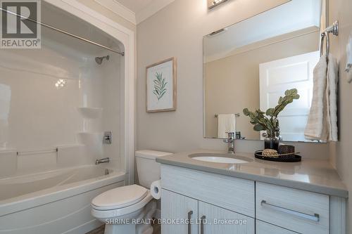 925 Sarnia Road, London, ON - Indoor Photo Showing Bathroom