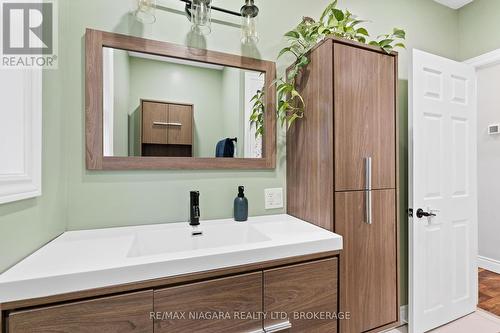 330 Highway 20, Pelham (664 - Fenwick), ON - Indoor Photo Showing Bathroom