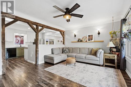 330 Highway 20, Pelham (664 - Fenwick), ON - Indoor Photo Showing Living Room