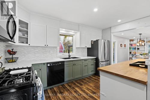 330 Highway 20, Pelham (664 - Fenwick), ON - Indoor Photo Showing Kitchen With Double Sink With Upgraded Kitchen