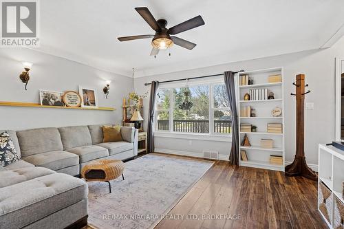 330 Highway 20, Pelham (664 - Fenwick), ON - Indoor Photo Showing Living Room