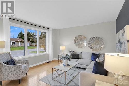 155 Dunlop Crescent, Russell, ON - Indoor Photo Showing Living Room