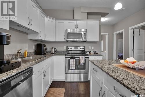 309 702 Hart Road, Saskatoon, SK - Indoor Photo Showing Kitchen With Double Sink With Upgraded Kitchen