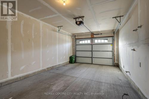 3318 Strawberry Walk, London, ON - Indoor Photo Showing Garage