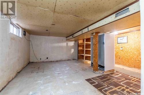 121 Lillooet Street E, Moose Jaw, SK - Indoor Photo Showing Garage