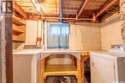 121 Lillooet Street E, Moose Jaw, SK - Indoor Photo Showing Laundry Room