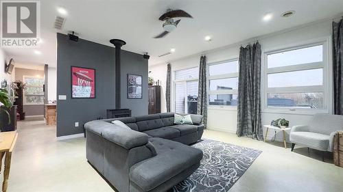 8539 Vance Drive, Lambton Shores, ON - Indoor Photo Showing Living Room