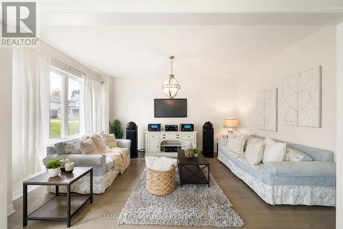 6 Burnham Court, Scugog, ON - Indoor Photo Showing Living Room