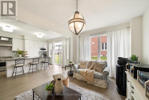 6 Burnham Court, Scugog, ON - Indoor Photo Showing Living Room