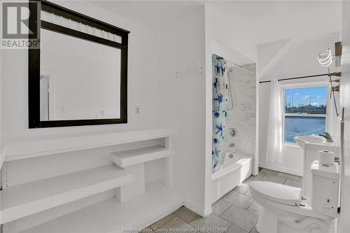 561 Riverside Drive East, Windsor, ON - Indoor Photo Showing Bathroom