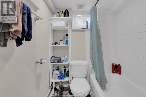 561 Riverside Drive East, Windsor, ON - Indoor Photo Showing Bathroom