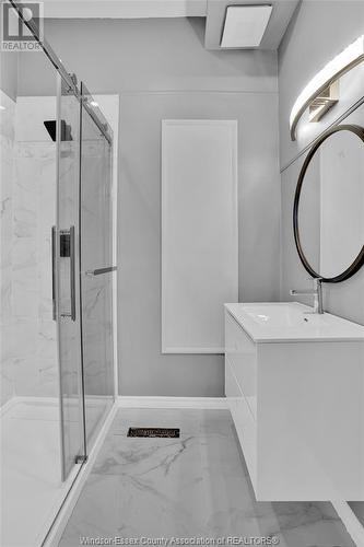 561 Riverside Drive East, Windsor, ON - Indoor Photo Showing Bathroom