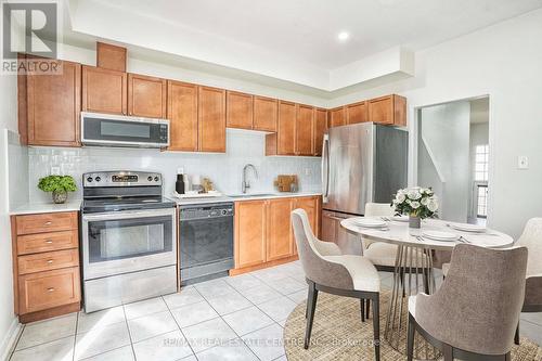 176 - 435 Hensall Circle, Mississauga, ON - Indoor Photo Showing Kitchen