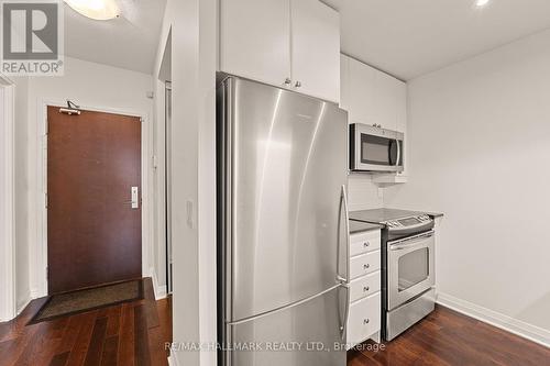 1209 - 1055 Southdown Road, Mississauga, ON - Indoor Photo Showing Kitchen