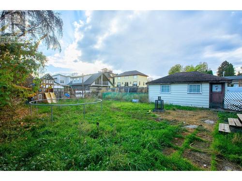 Exterior backyard & garage - 799 Sutherland Avenue, Kelowna, BC 